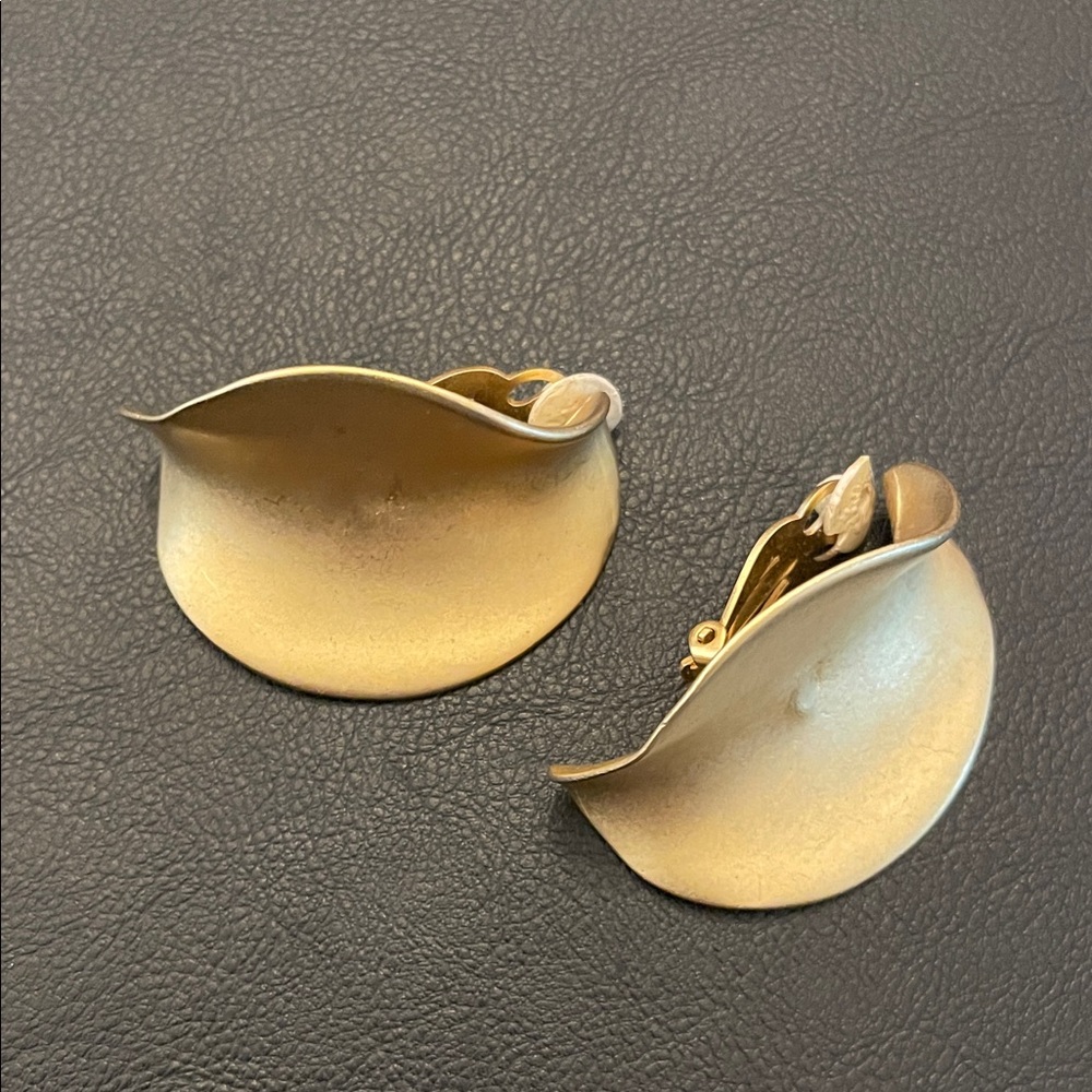 Flair Earrings in Brushed Gold